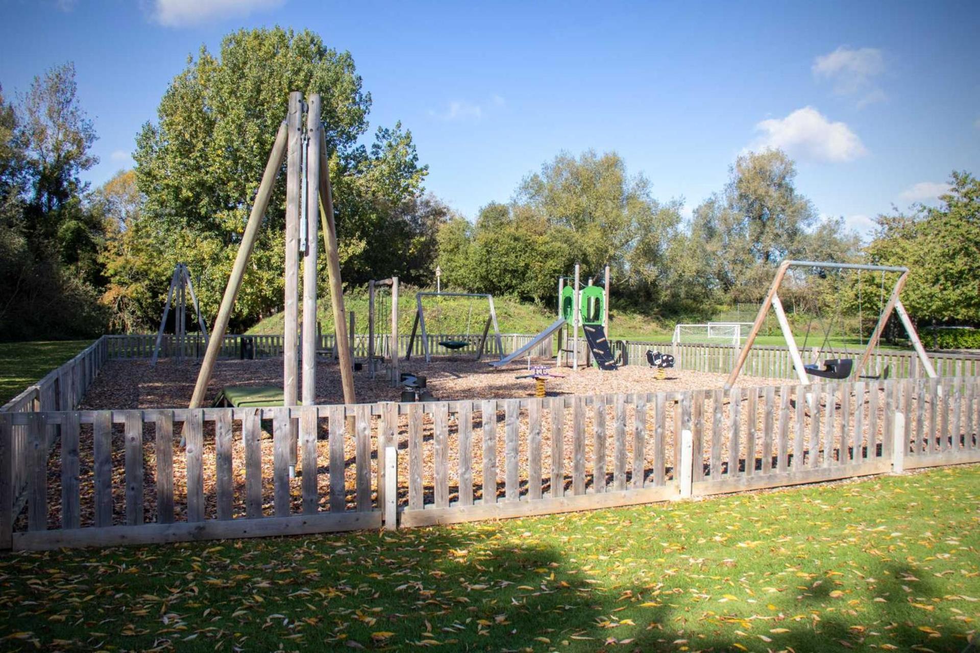 Luxury Kingfisher Lodge, Isis Lake, Within The Cotswold Waterpark 赛伦塞斯特 外观 照片
