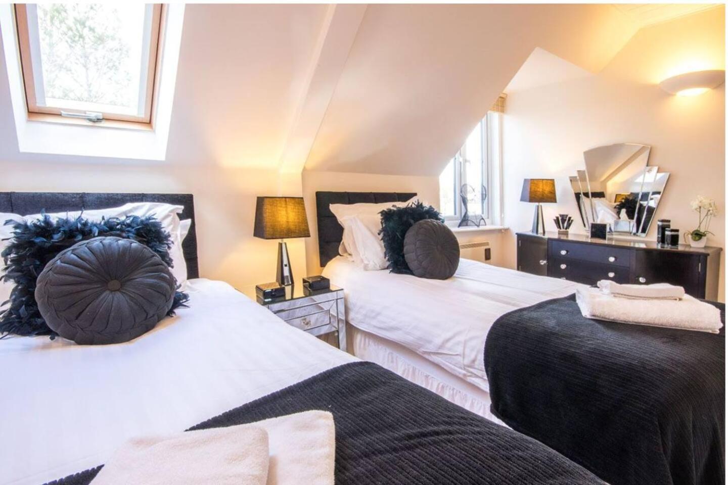 Luxury Kingfisher Lodge, Isis Lake, Within The Cotswold Waterpark 赛伦塞斯特 外观 照片