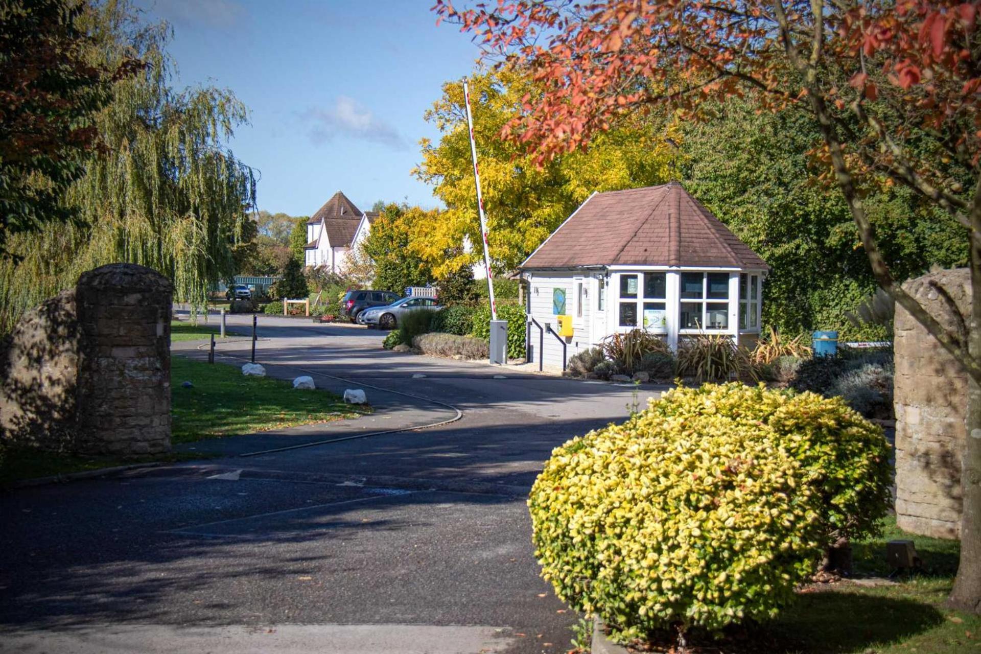 Luxury Kingfisher Lodge, Isis Lake, Within The Cotswold Waterpark 赛伦塞斯特 外观 照片