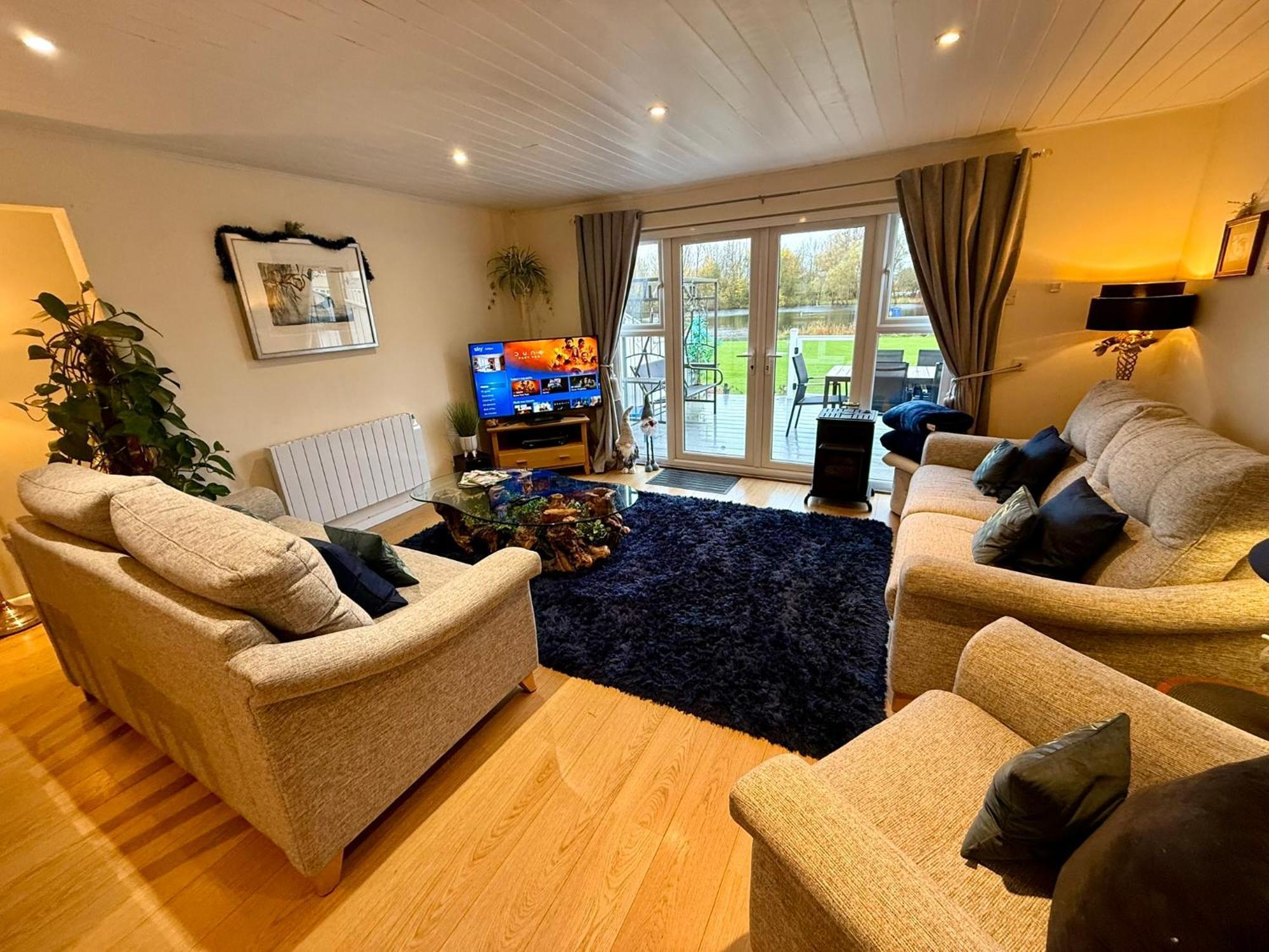 Luxury Kingfisher Lodge, Isis Lake, Within The Cotswold Waterpark 赛伦塞斯特 外观 照片