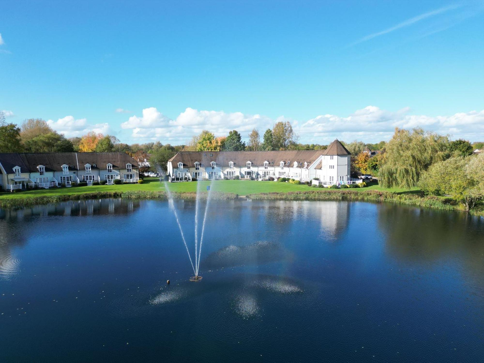 Luxury Kingfisher Lodge, Isis Lake, Within The Cotswold Waterpark 赛伦塞斯特 外观 照片