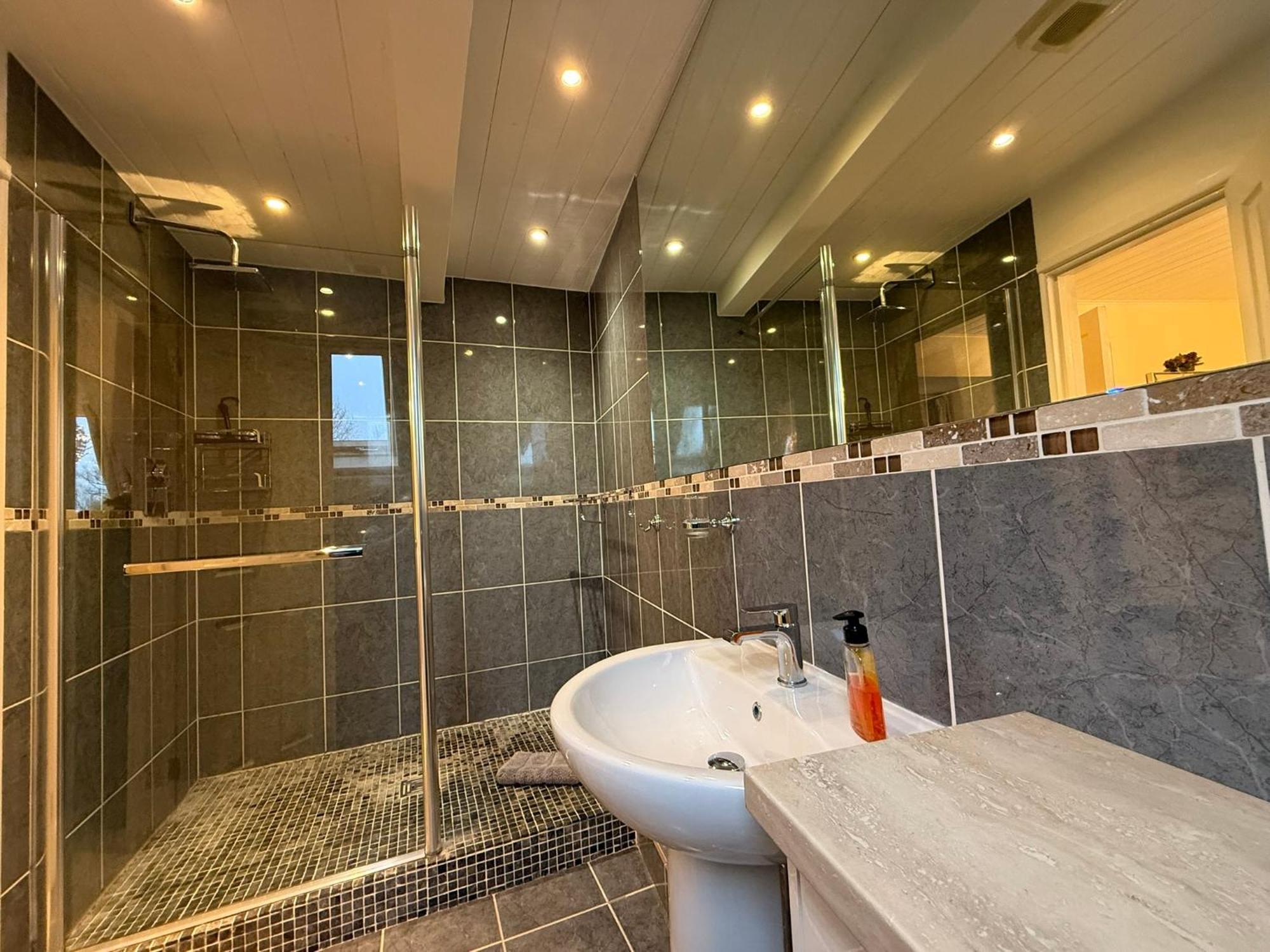 Luxury Kingfisher Lodge, Isis Lake, Within The Cotswold Waterpark 赛伦塞斯特 外观 照片