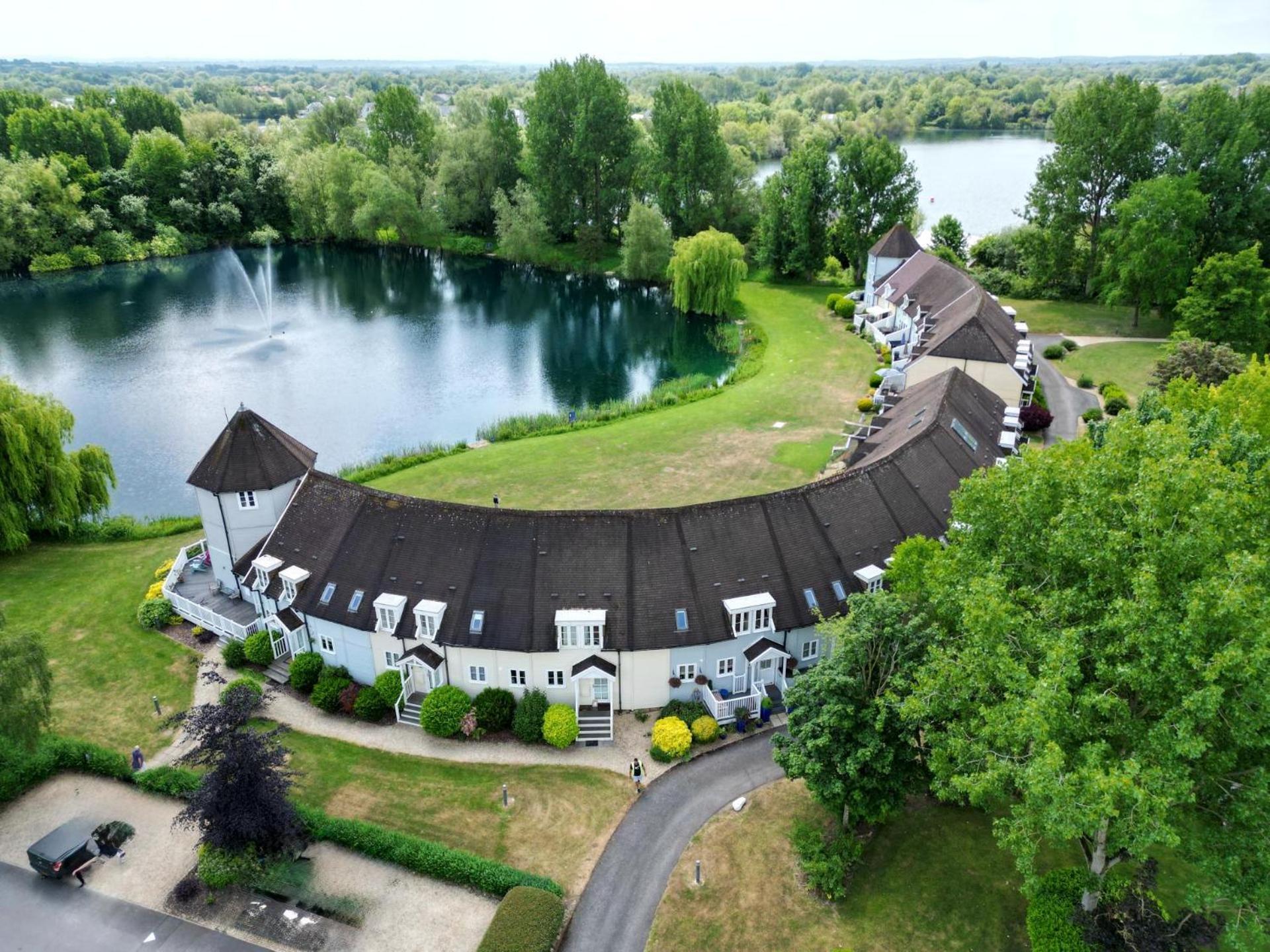 Luxury Kingfisher Lodge, Isis Lake, Within The Cotswold Waterpark 赛伦塞斯特 外观 照片